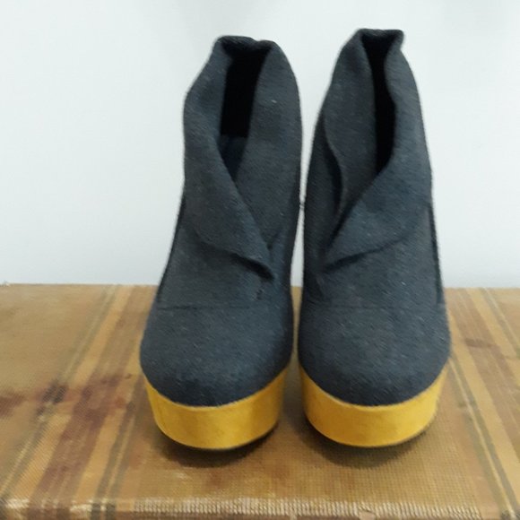 Kelsi Gray Platform Pumps - Picture 3 of 4